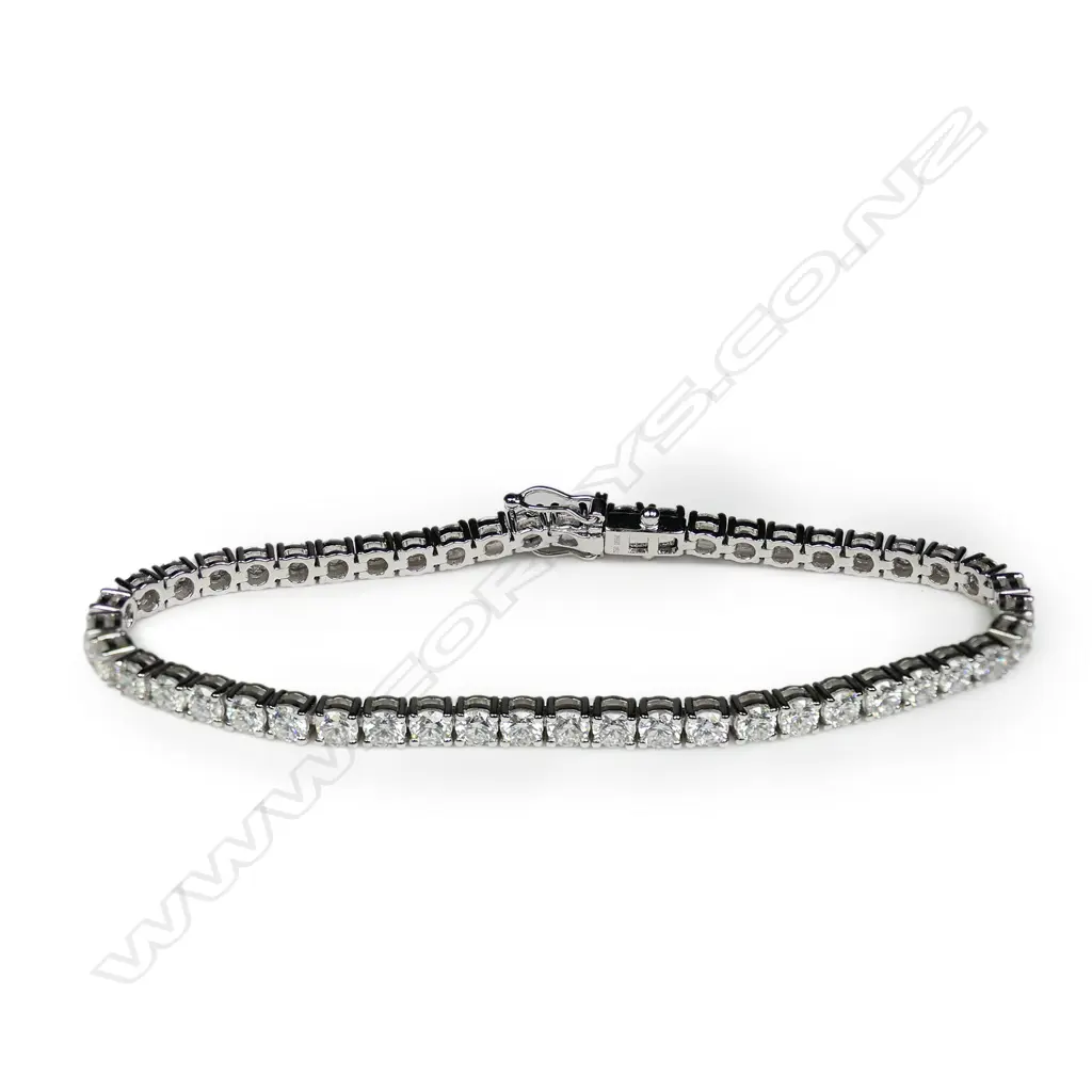 An 18ct white gold and diamond set tennis bracelet, Image 1++