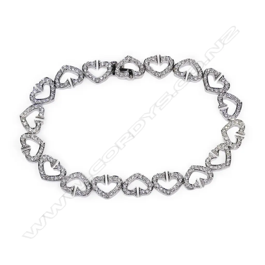 An 18ct white gold and diamond set heart link bracelet, Image 1++