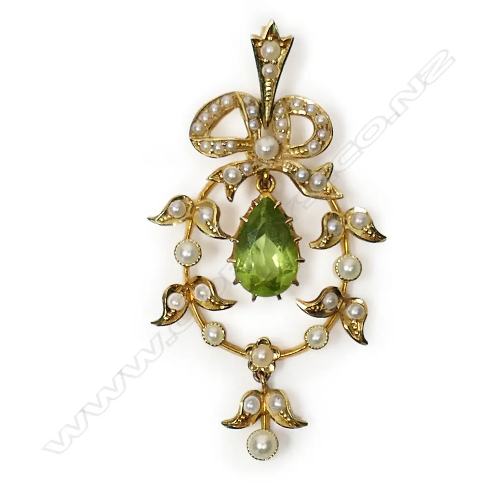 An Edwardian 15ct gold peridot and pearl pendant, Image 1++