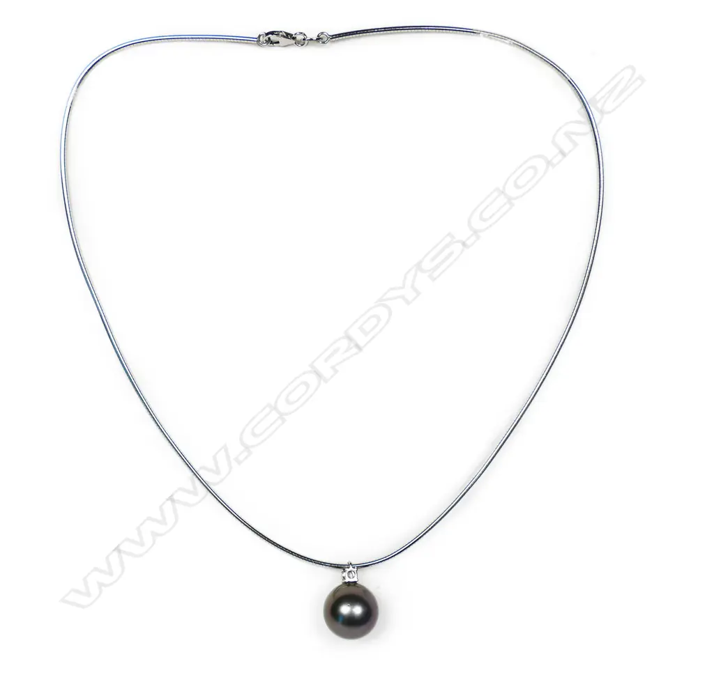 A 9ct white gold and Tahitian pearl necklet, Image 1++