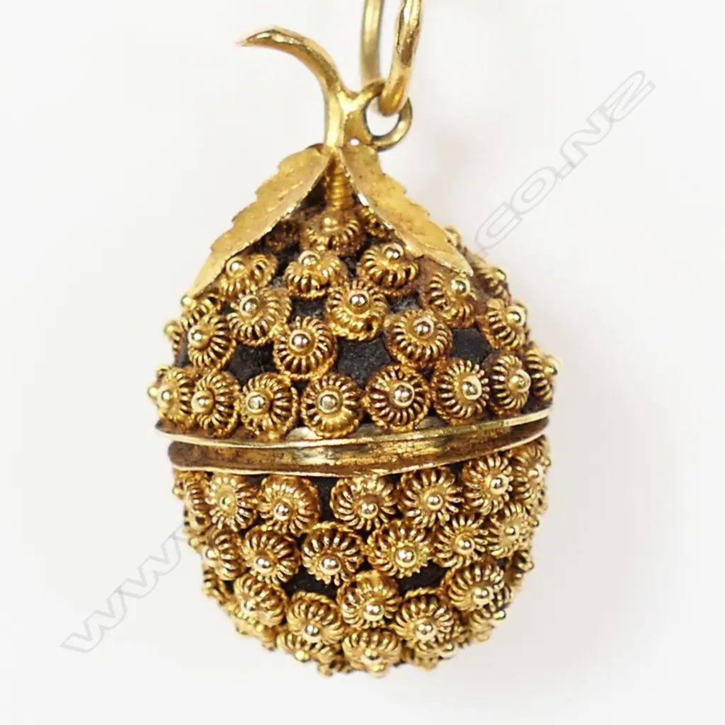 A 20ct gold locket, Image 1++