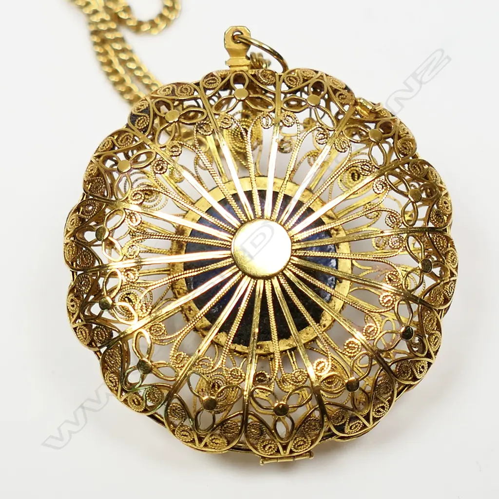 A 20ct gold locket, Image 1++