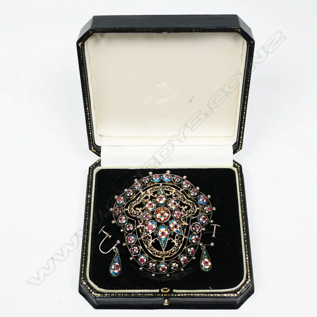 A vintage Indian silver gilt brooch and earring set, Image 1++