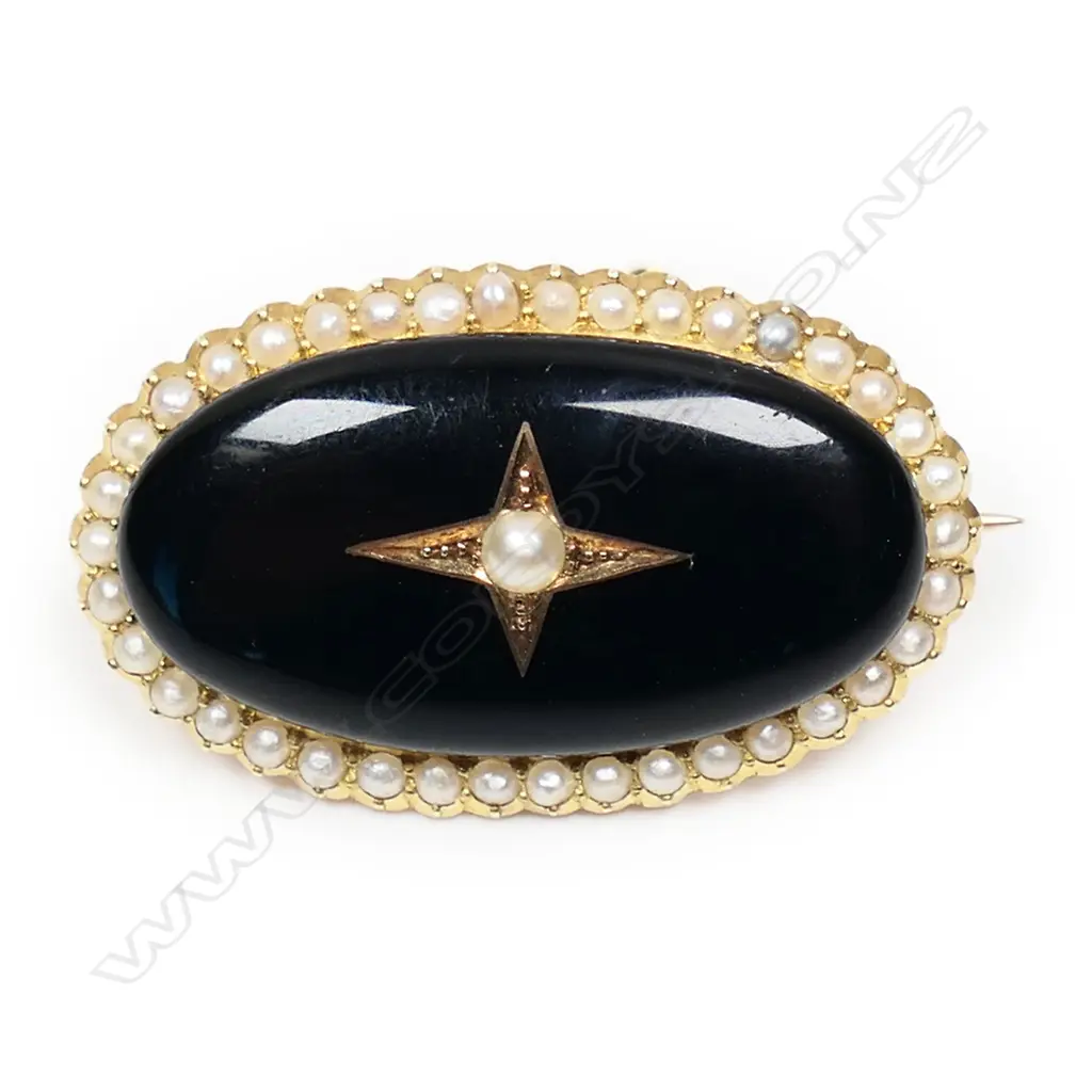 A 15ct light rose gold and pearl mourning brooch, Image 1++