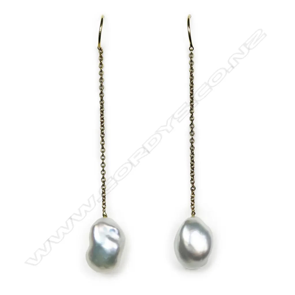 A pair of 18ct gold and Keshi pearl earrings, Image 1++
