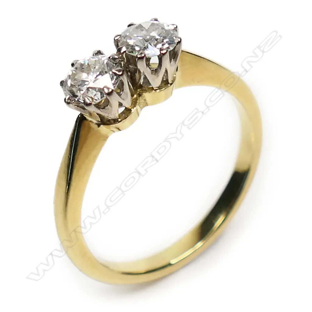 An estate 18ct gold and diamond ring, Image 1++