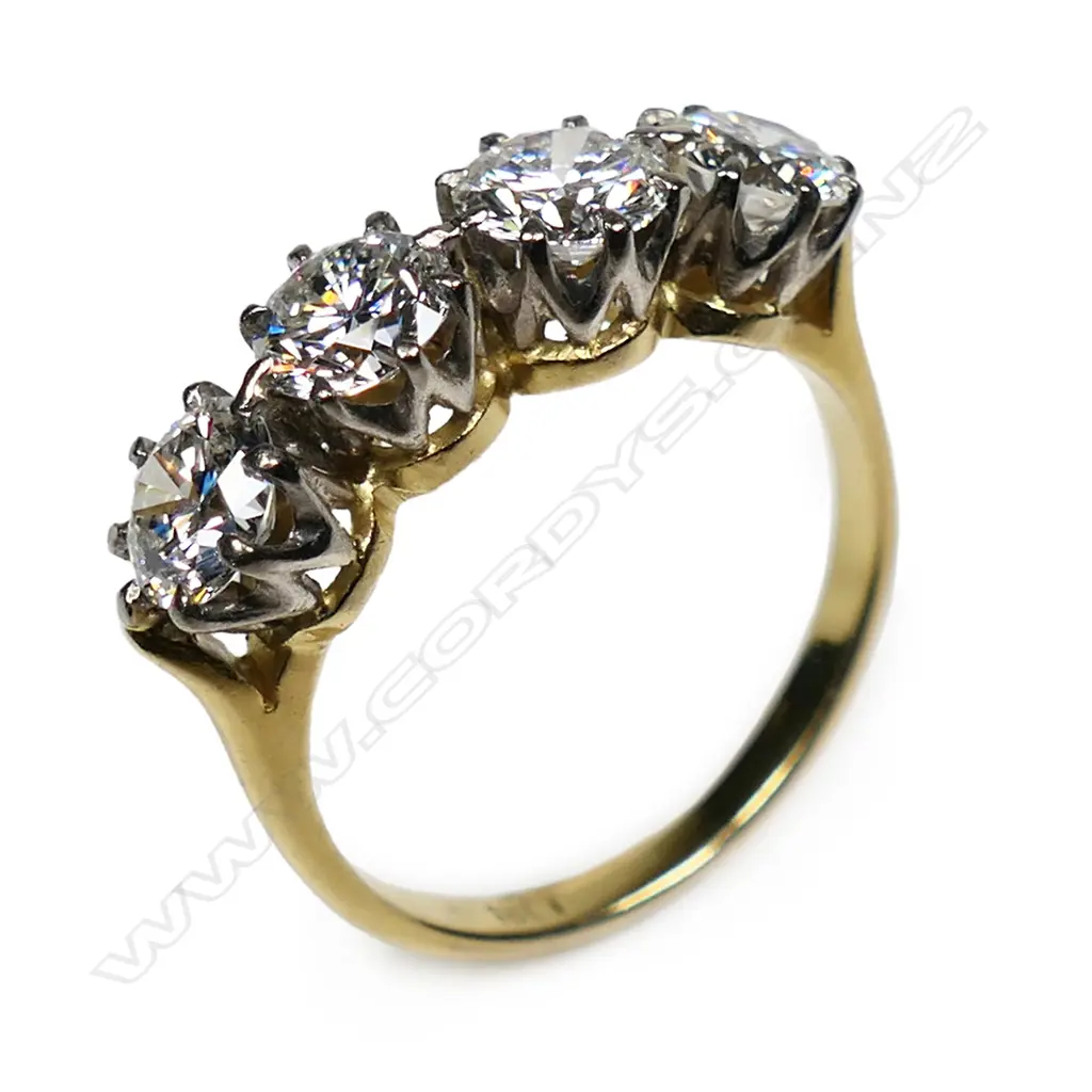 An 18ct gold and four stone diamond ring, Image 1++