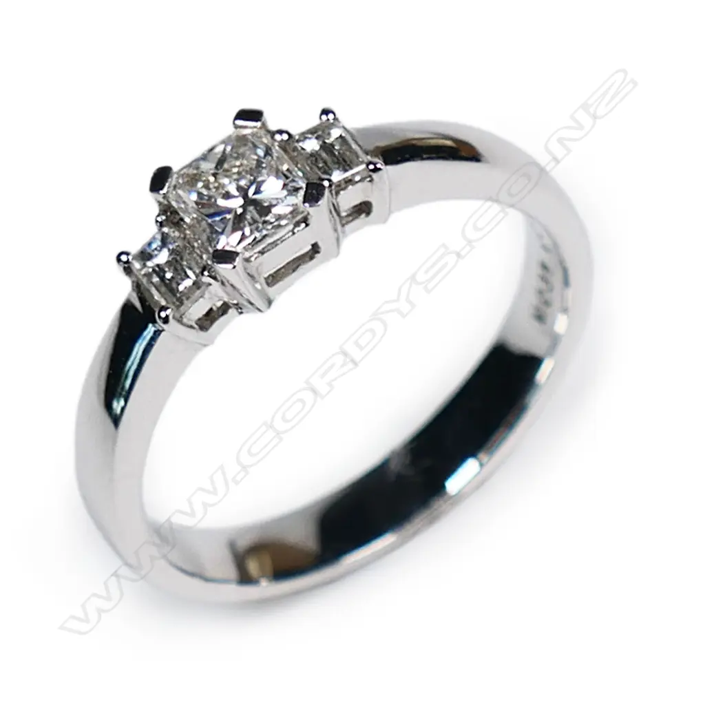 An 18ct white and three stone diamond ring, Image 1++