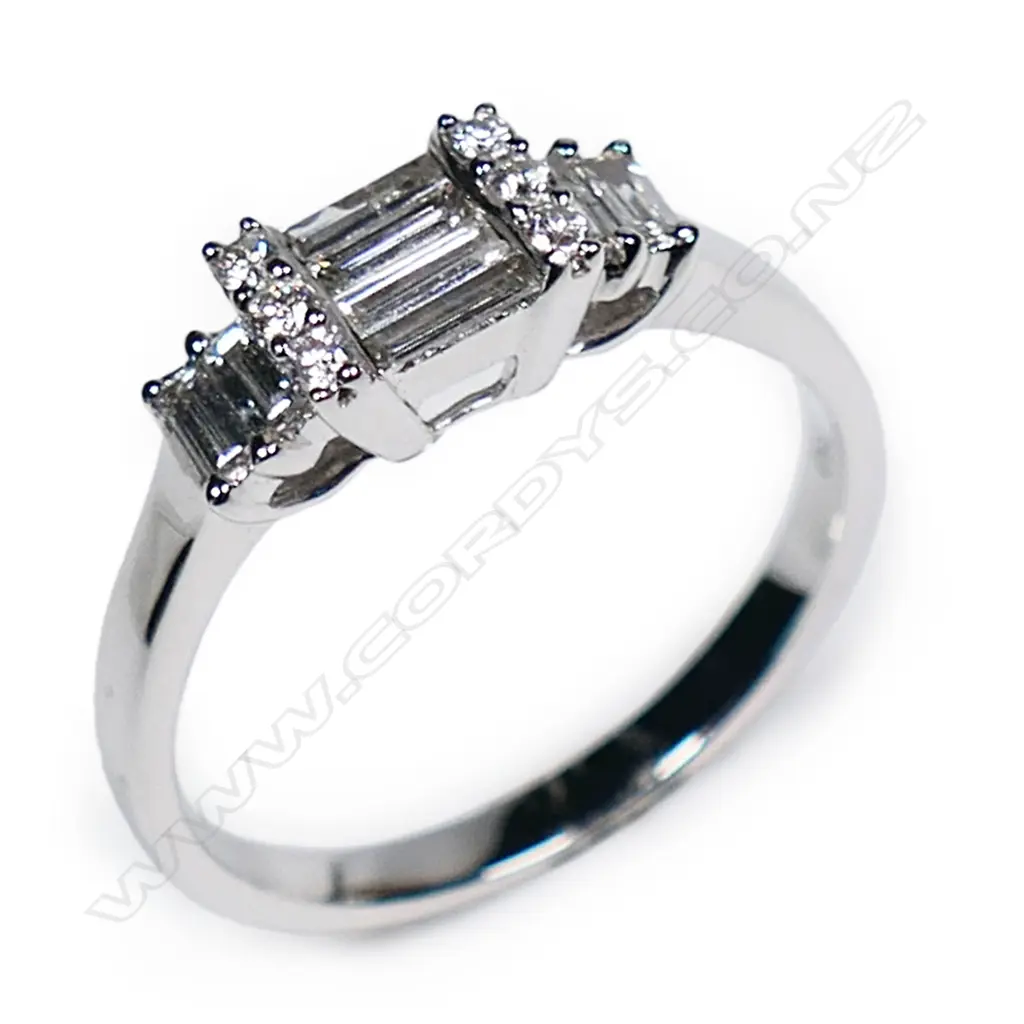 An 18ct white gold diamond cluster ring, Image 1++