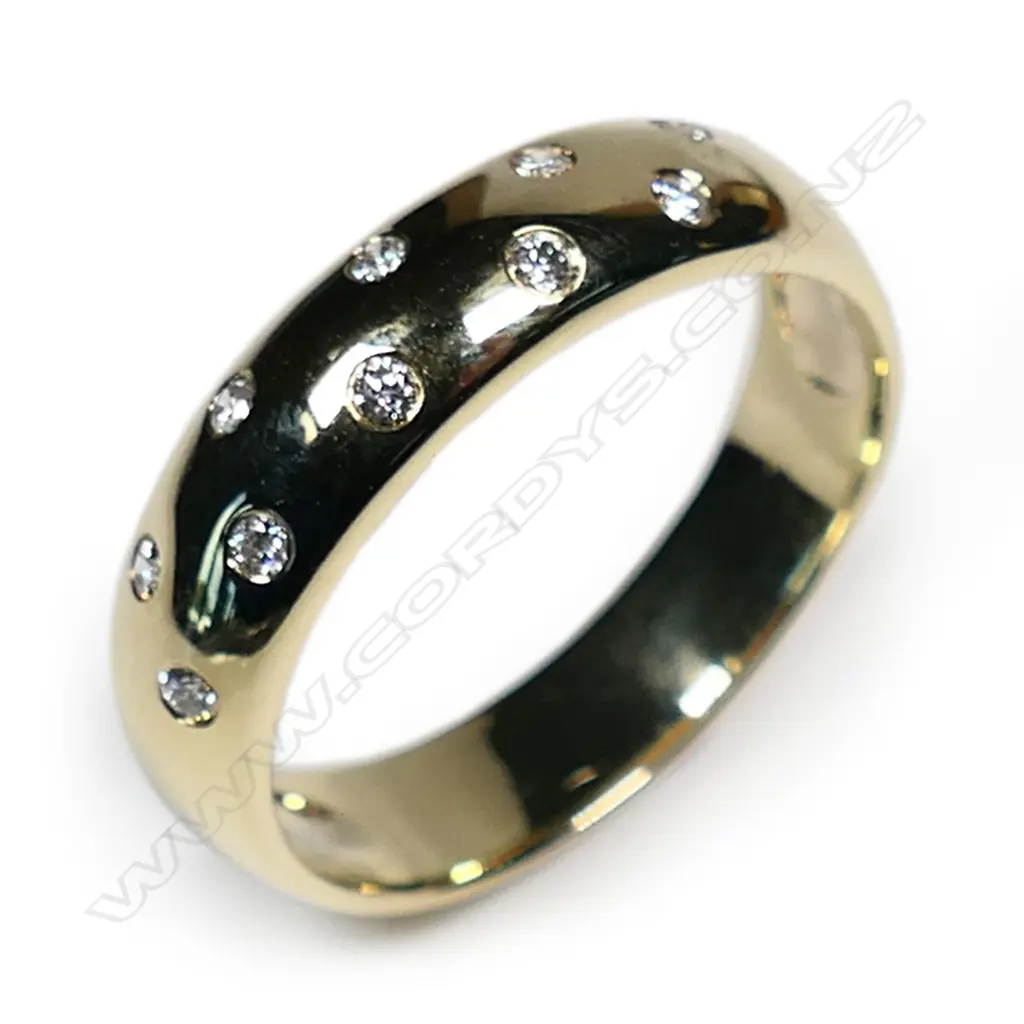 A 9ct yellow gold diamond set band ring, Image 1++