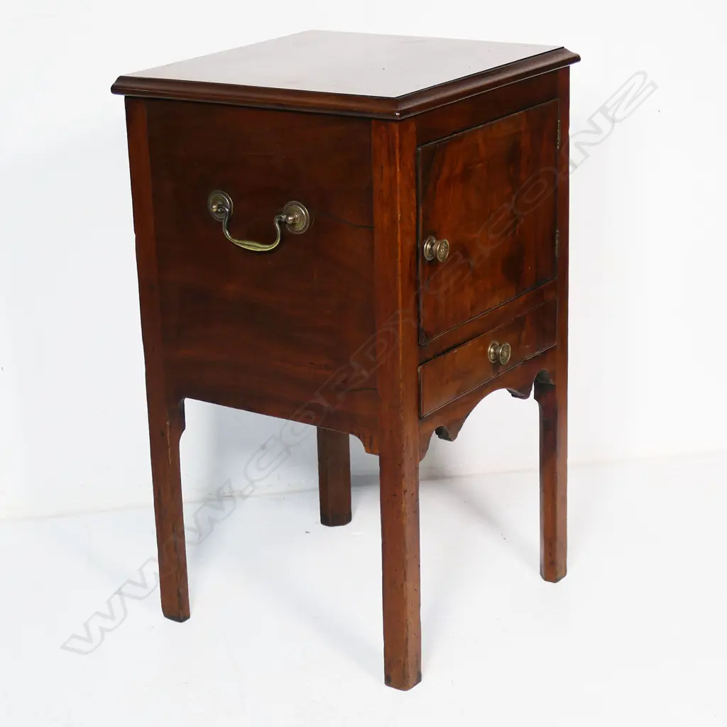 A Victorian mahogany bedside cupboard, Image 1++