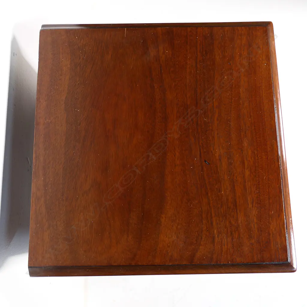 A Victorian mahogany bedside cupboard, Image 1++