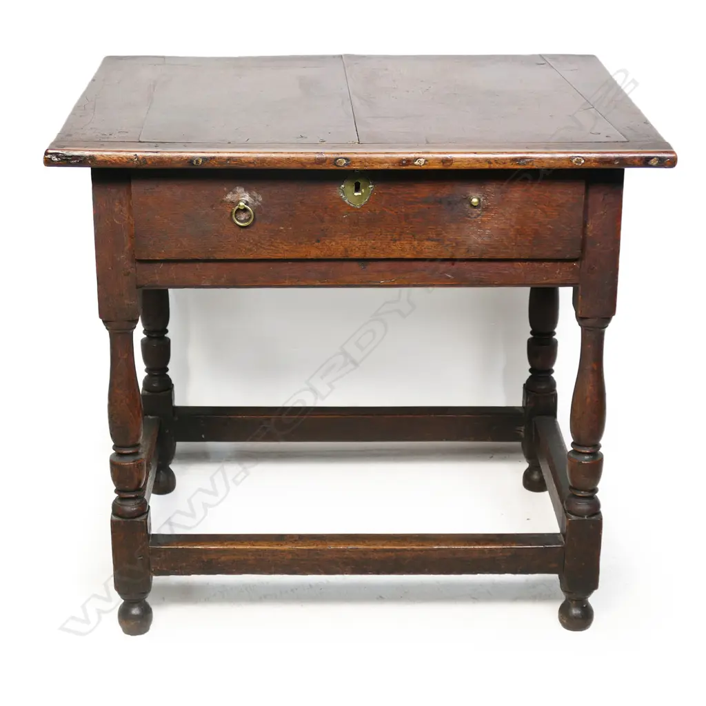 A Georgian oak lowboy, Image 1++