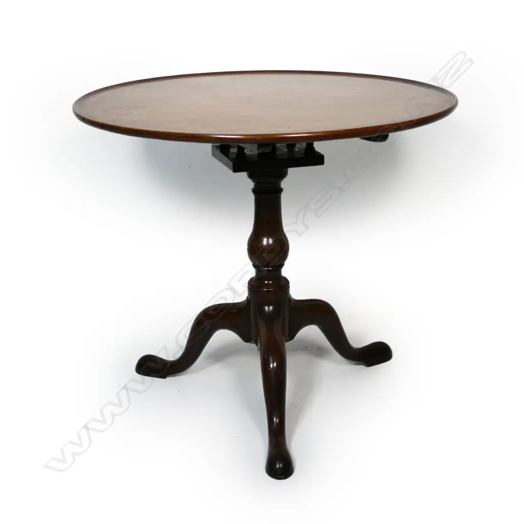 A George III mahogany circular tilt top wine table, Image 1++