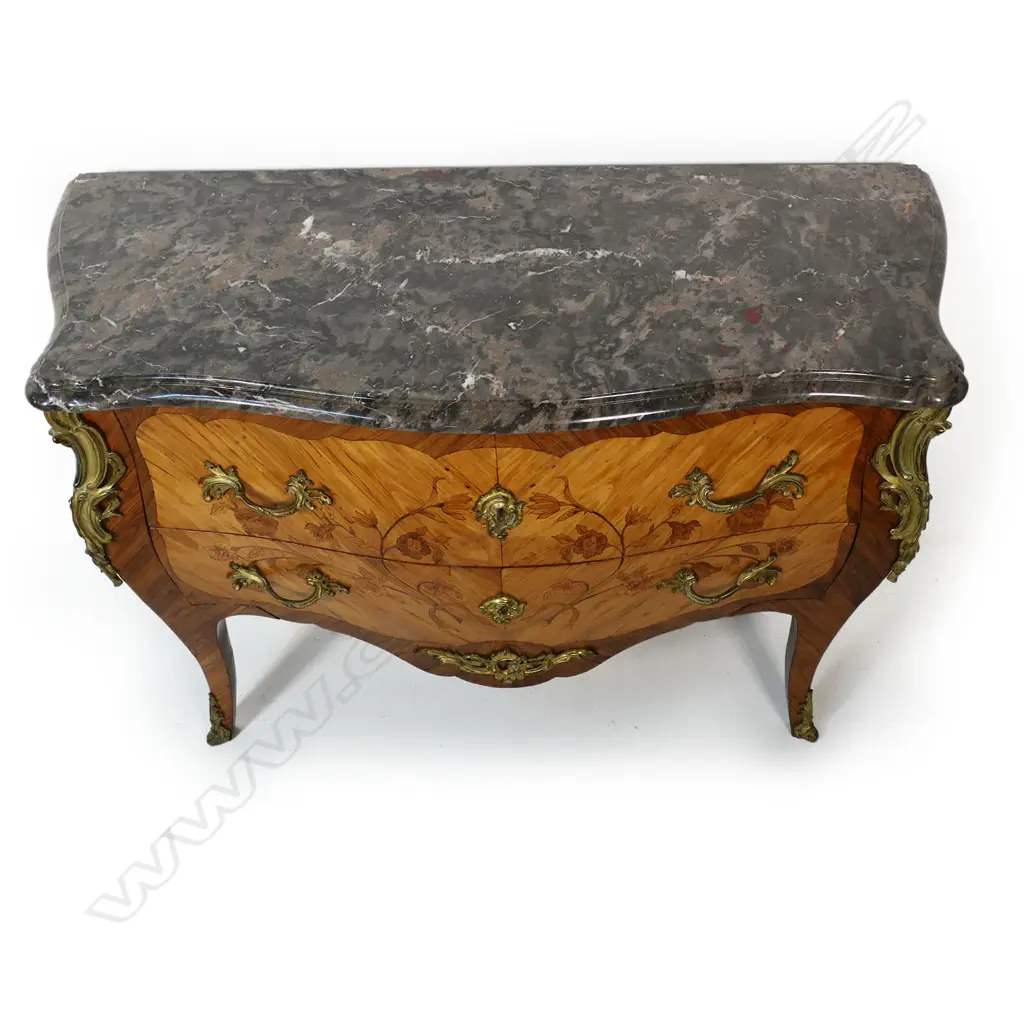 An early 20thC French bombé commode, Image 1++