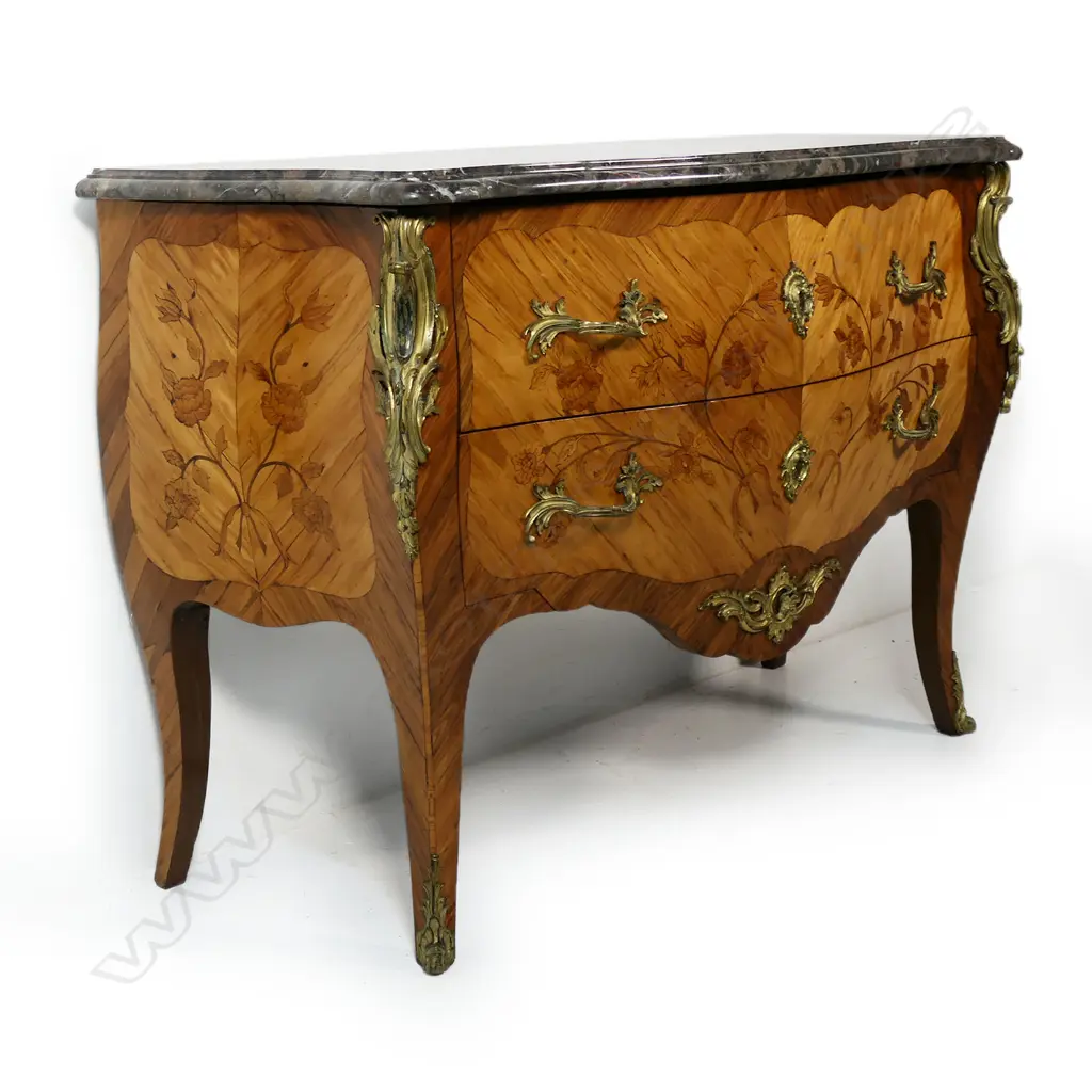 An early 20thC French bombé commode, Image 1++