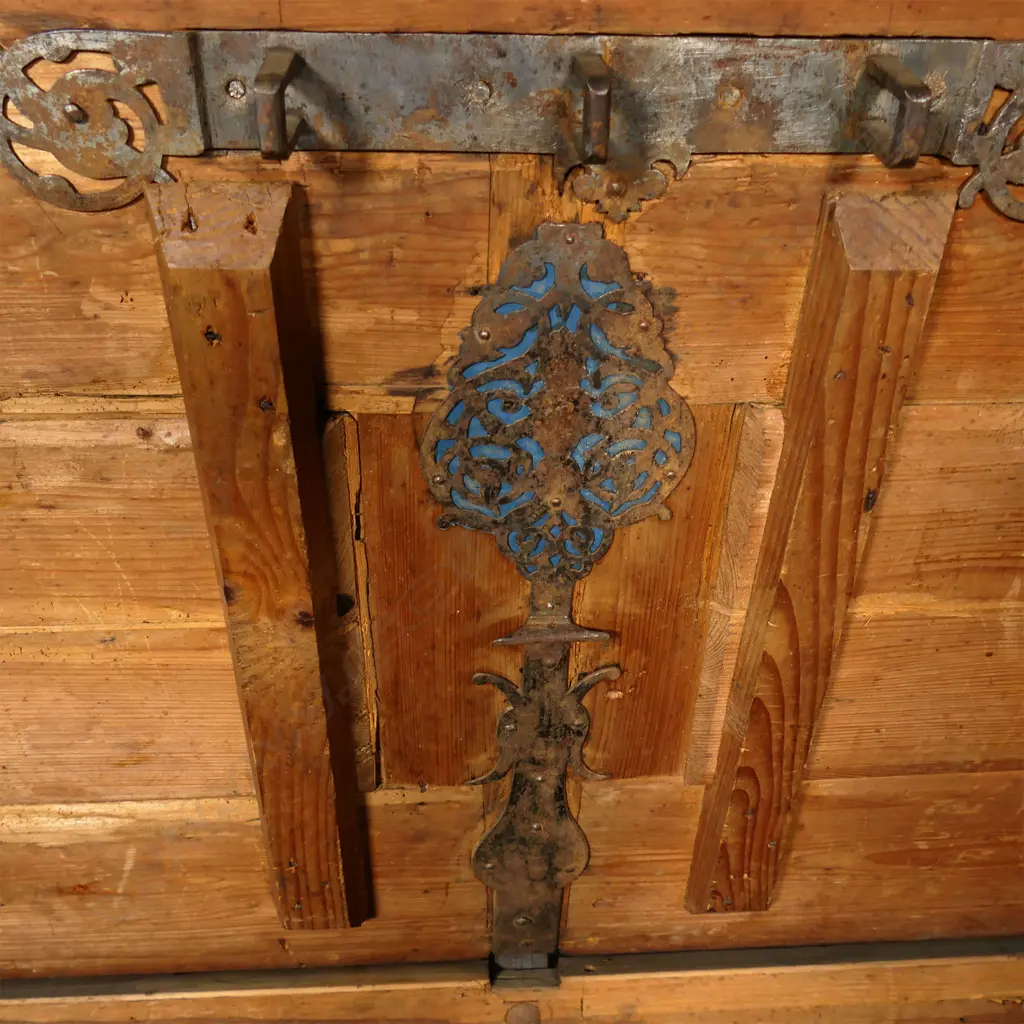 An important and rare German two part coffer for flour and salt, made in Burg zu Groß-Karben, near Frankfurt, in 1616. Image 1++
