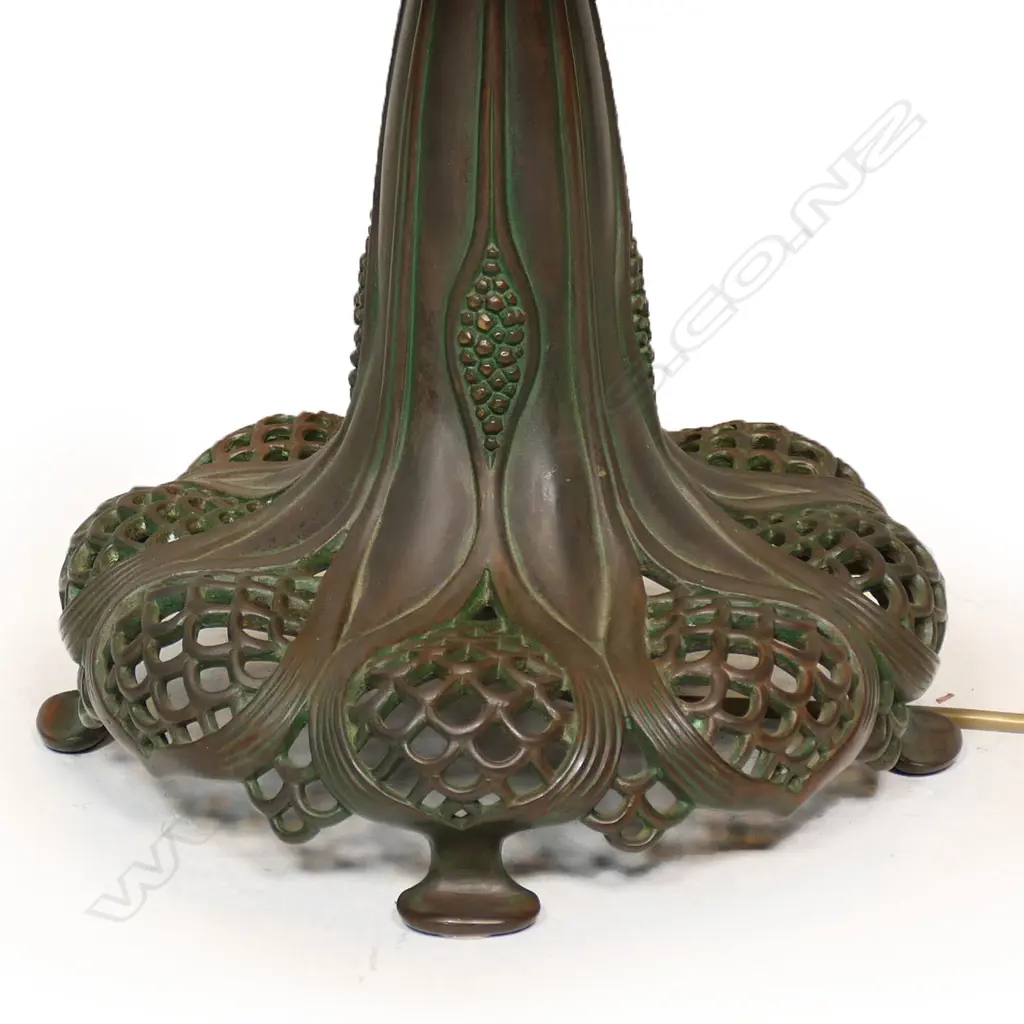 An impressive and heavy Tiffany style dragonfly table lamp, Image 1++