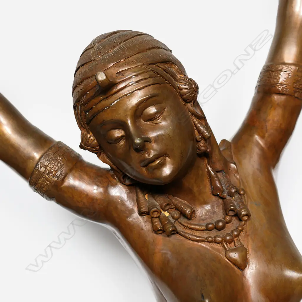 An impressive large Art Deco style bronze figural lamp, Image 1++
