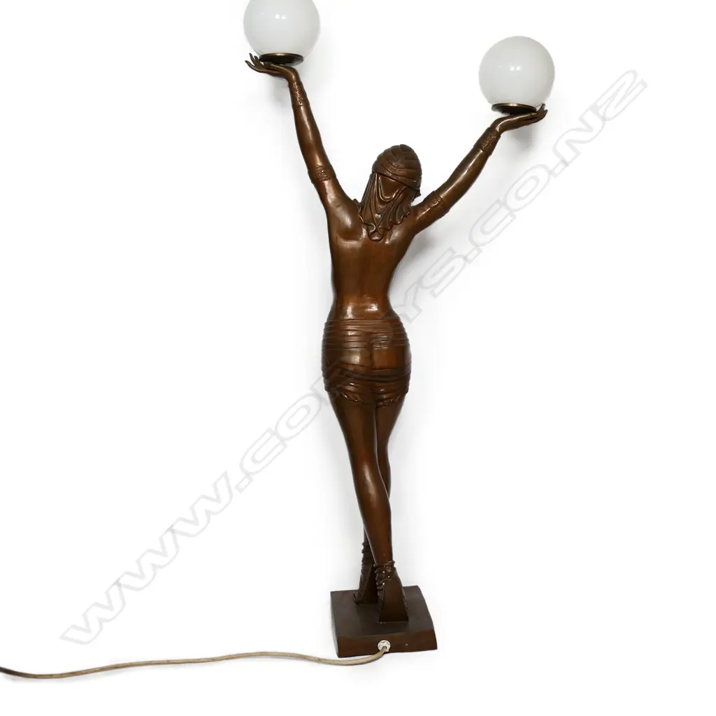 An impressive large Art Deco style bronze figural lamp, Image 1++