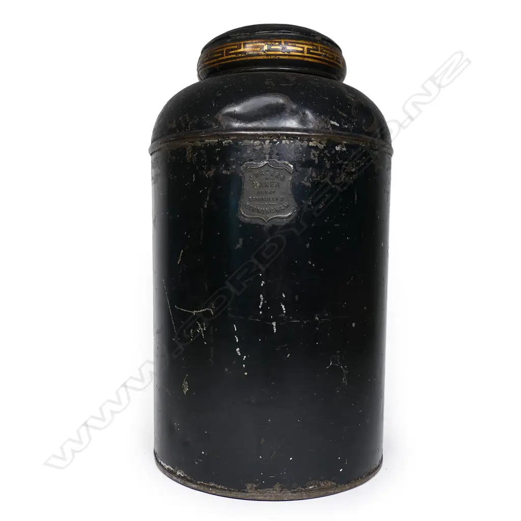 A large Victorian chinoiserie tole ware lidded metal tea cannister, Image 1++