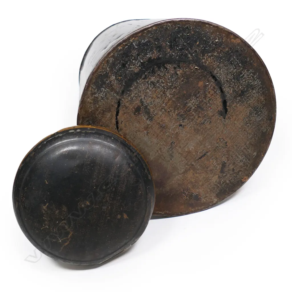 A large Victorian chinoiserie tole ware lidded metal tea cannister, Image 1++