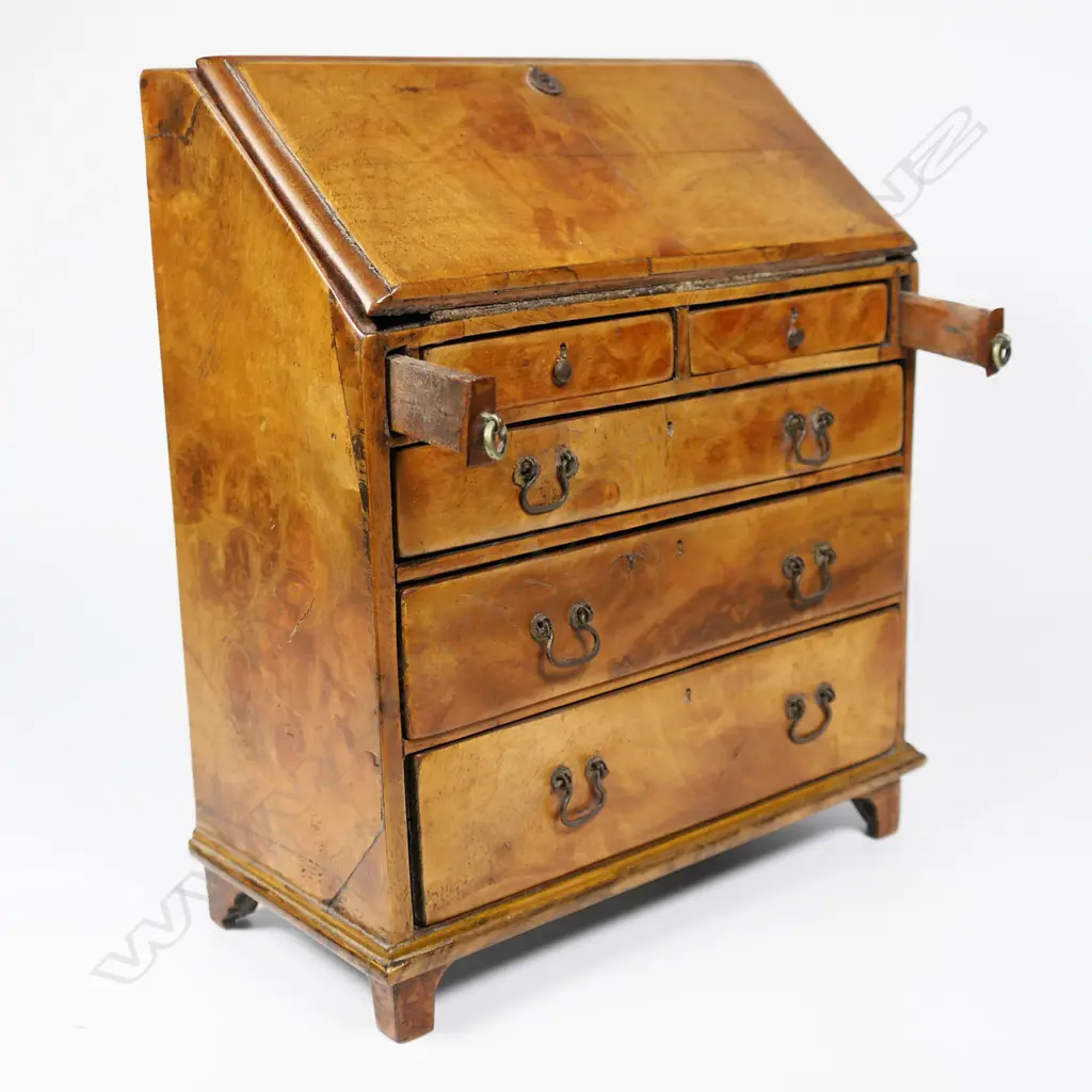 A rare George III figured walnut miniature apprentice made fall front bureau, Image 1++