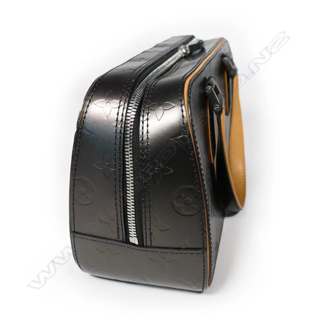 A Louis Vuitton Shelton handbag, Image 1++