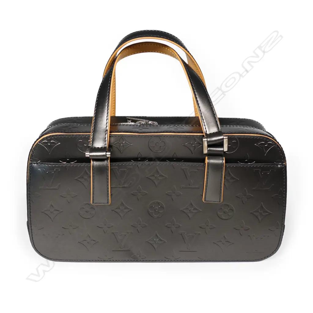 A Louis Vuitton Shelton handbag, Image 1++