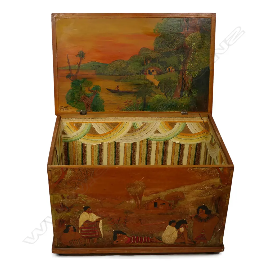 A Jane Brenkley chest, Image 1++