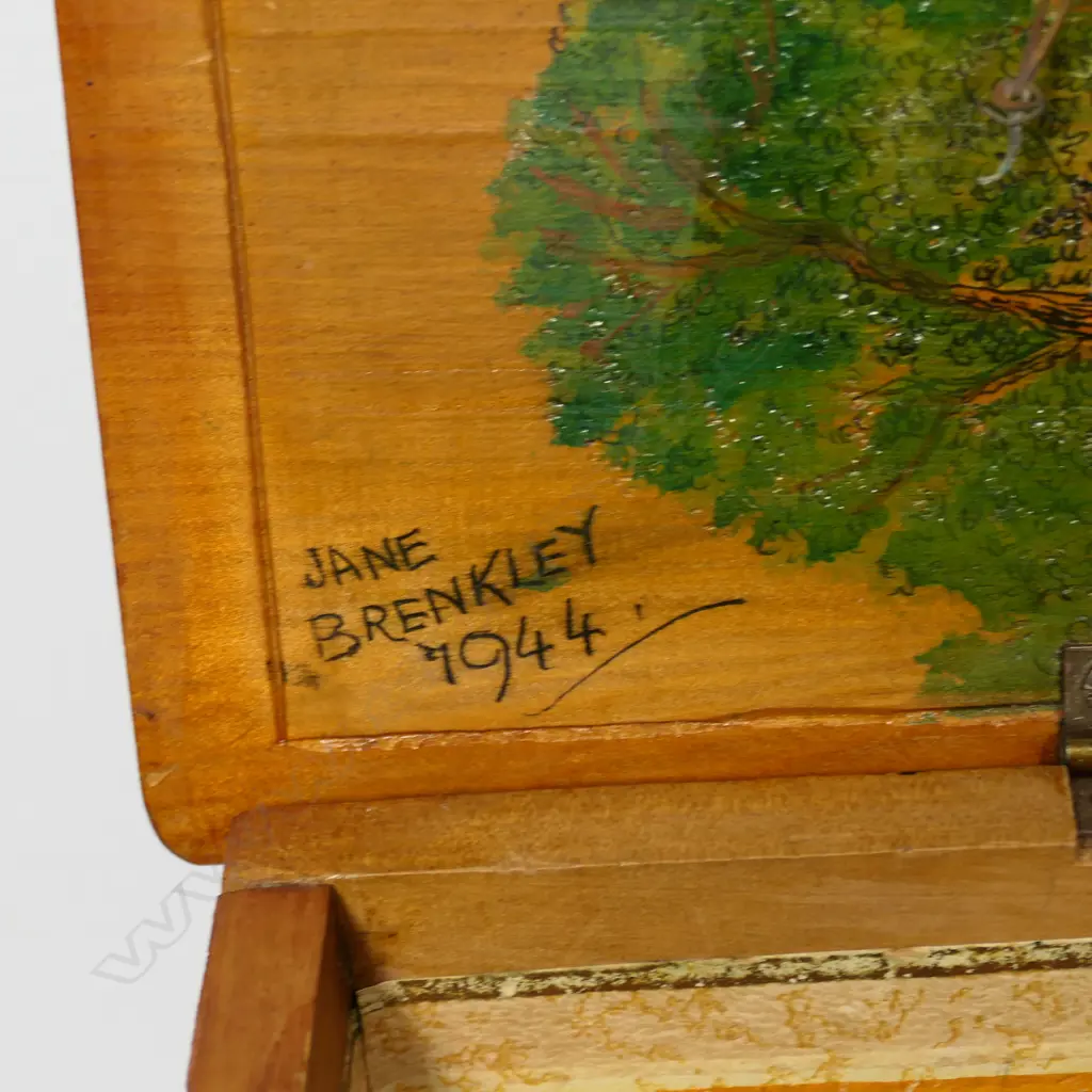 A Jane Brenkley chest, Image 1++