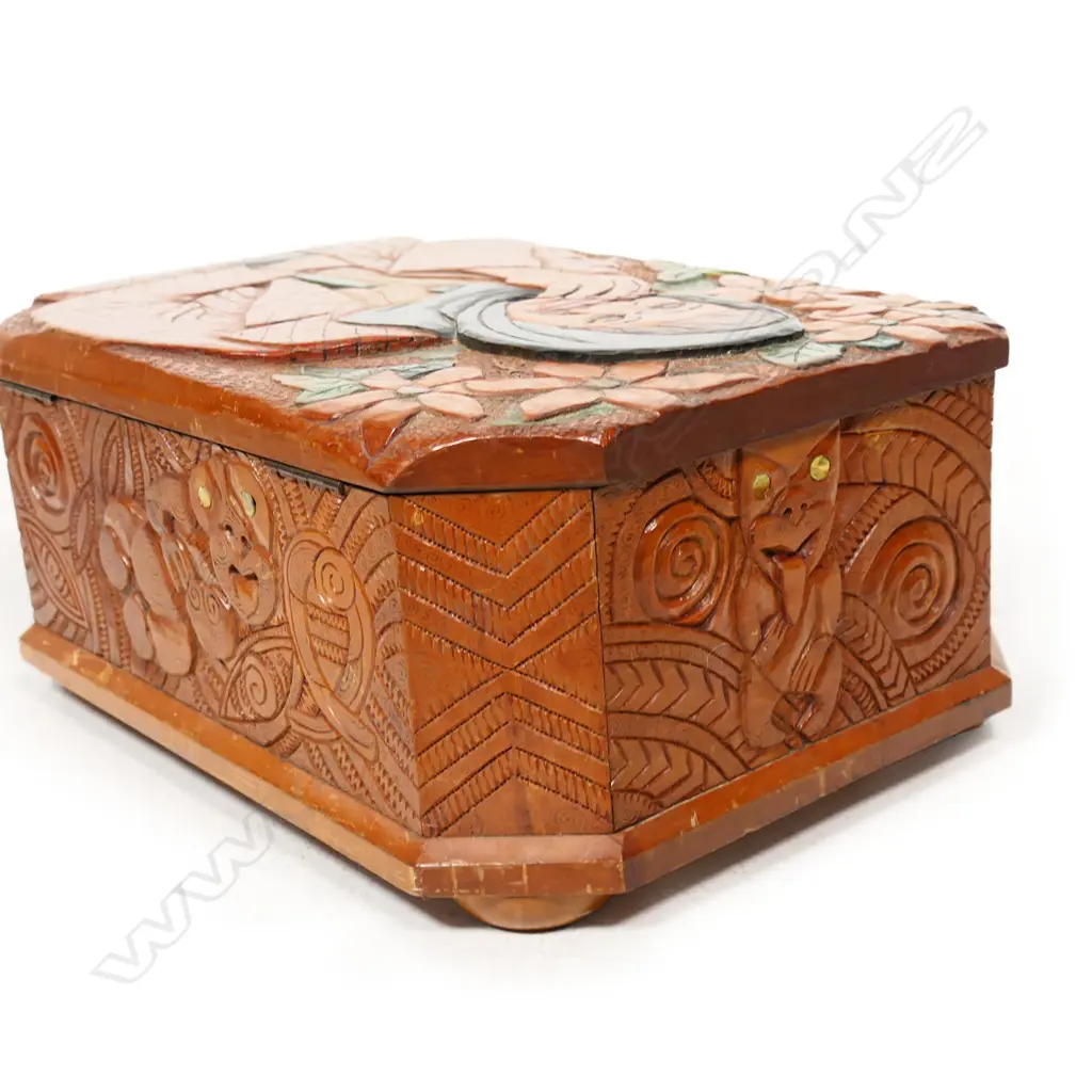 A Jane Brenkley lidded box, Image 1++