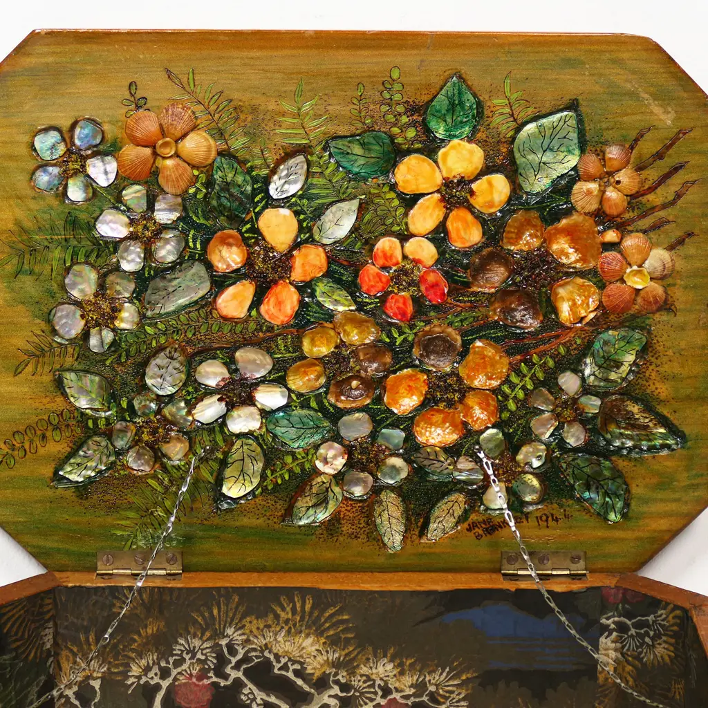 A Jane Brenkley lidded box, Image 1++