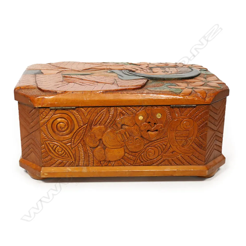 A Jane Brenkley lidded box, Image 1++