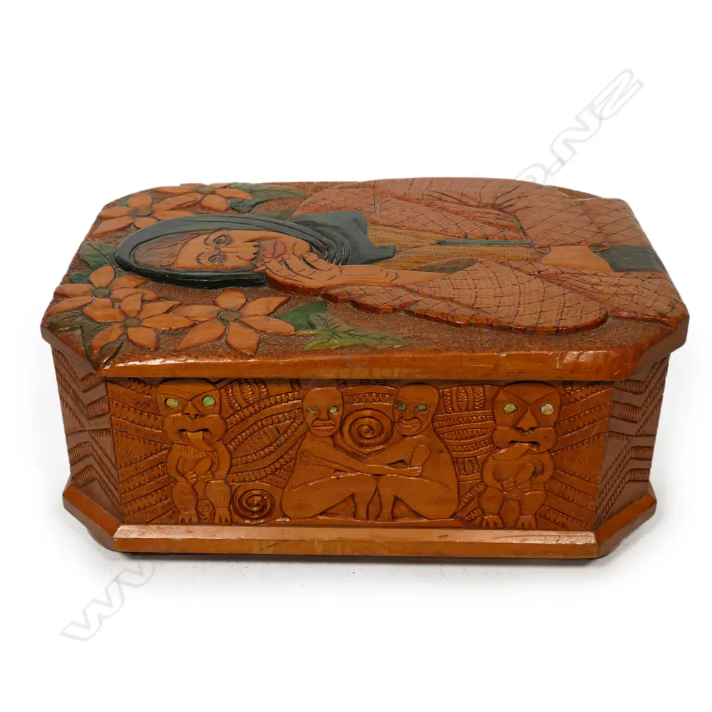 A Jane Brenkley lidded box, Image 1++