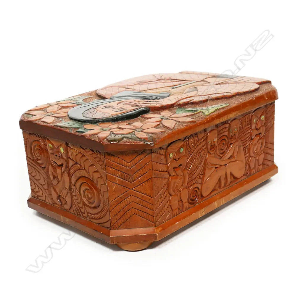 A Jane Brenkley lidded box, Image 1++