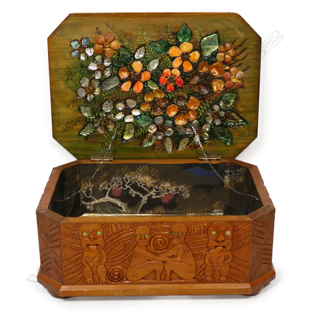 A Jane Brenkley lidded box, Image 1++