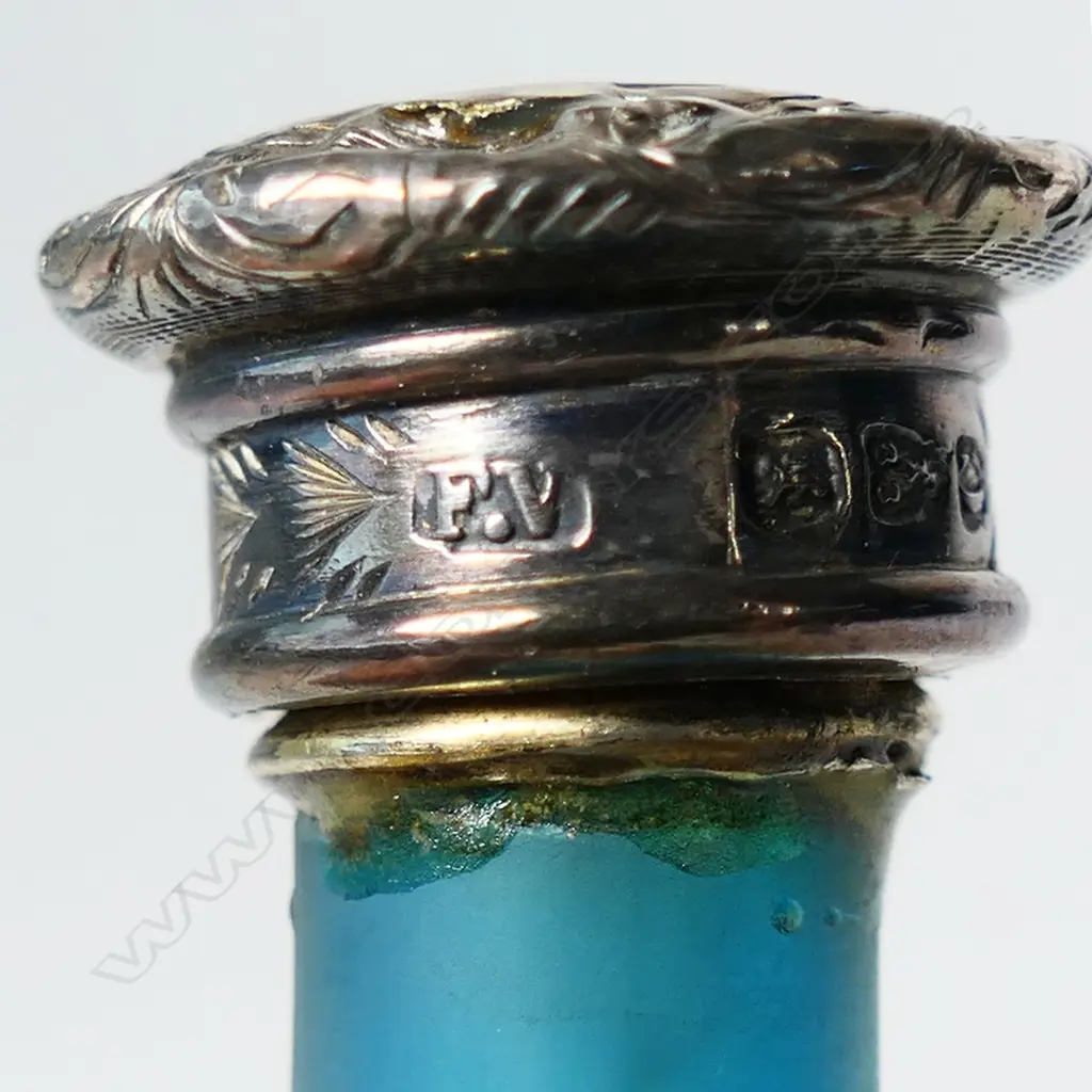 A Victorian attributed Thomas Webb cameo glass perfume bottle, Image 1++