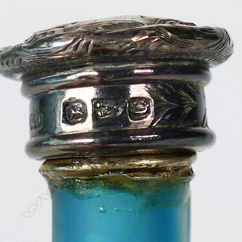A Victorian attributed Thomas Webb cameo glass perfume bottle, Image 1++