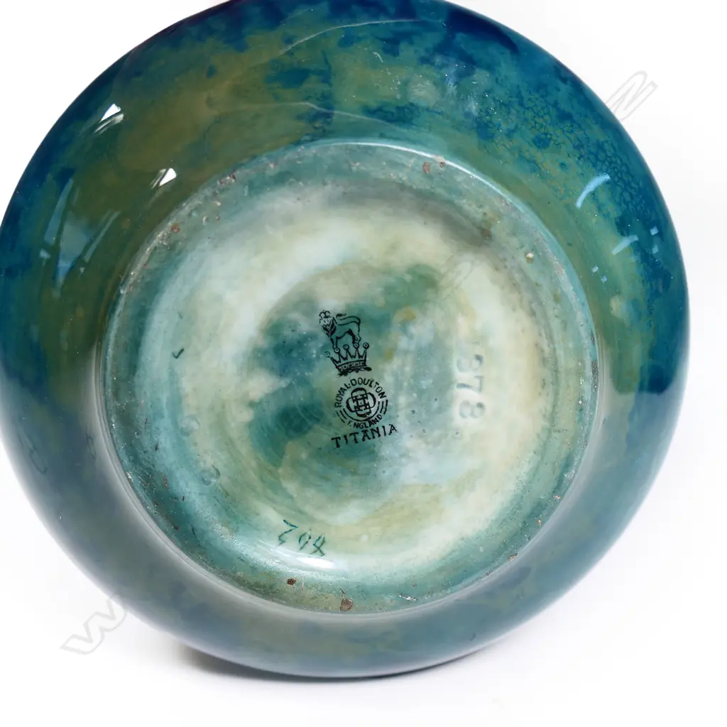A Royal Doulton Titanium vase, Image 1++