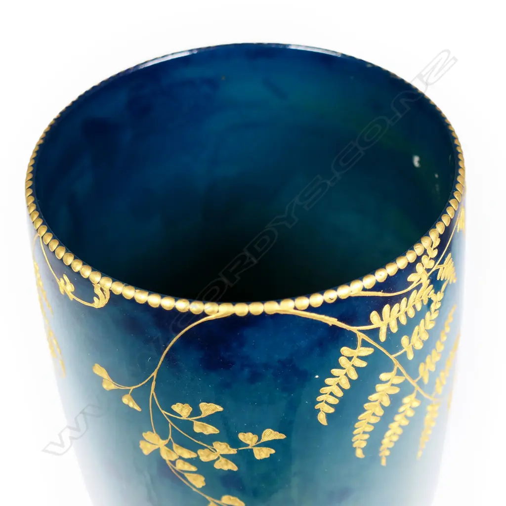 A Royal Doulton Titanium vase, Image 1++