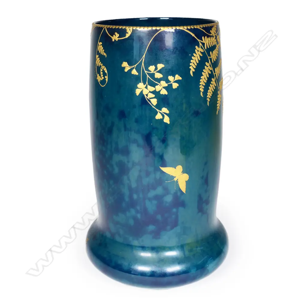A Royal Doulton Titanium vase, Image 1++