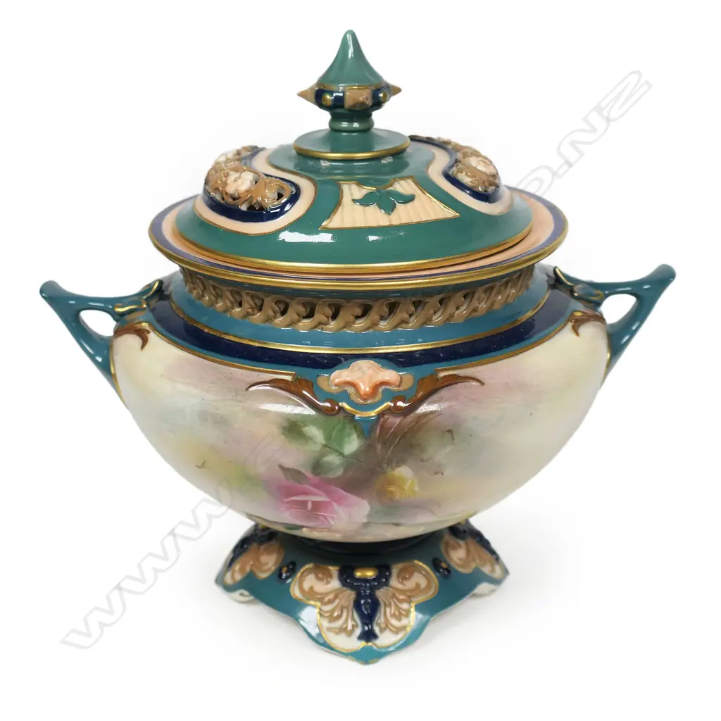 A Hadley's Worcester lidded potpourri urn, Image 1++