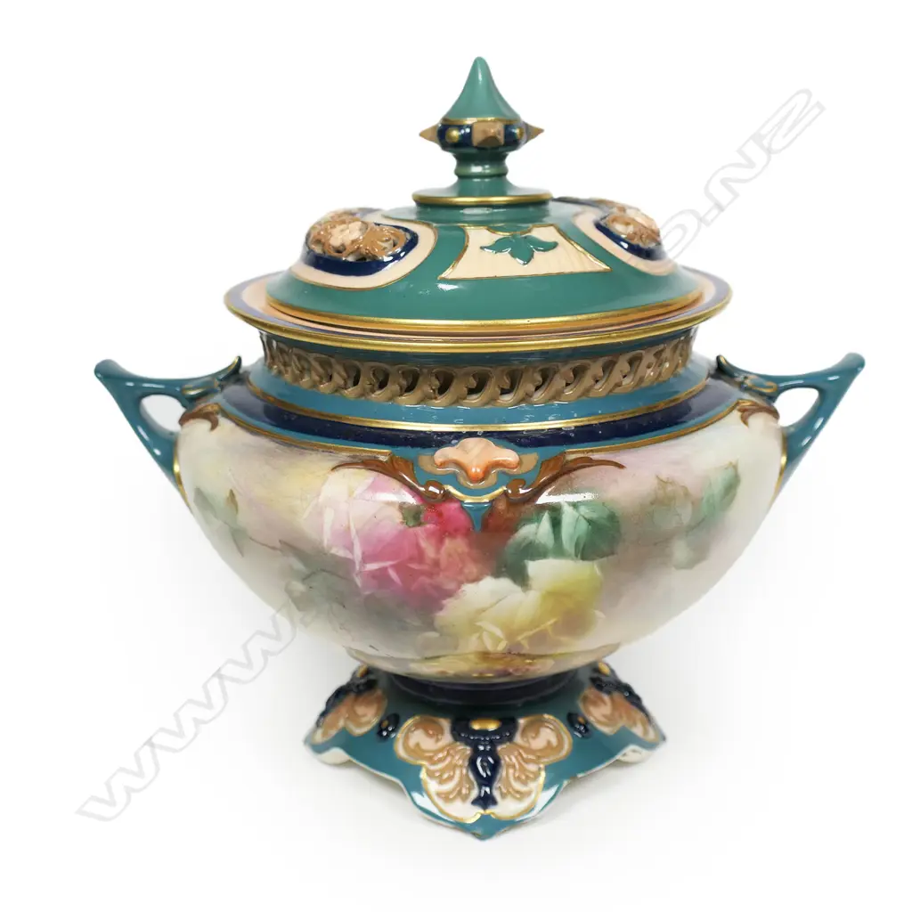 A Hadley's Worcester lidded potpourri urn, Image 1++