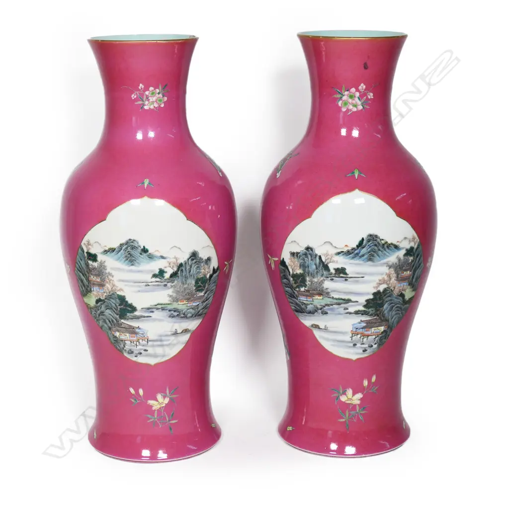 A pair of Chinese lipstick pink vases, Image 1++