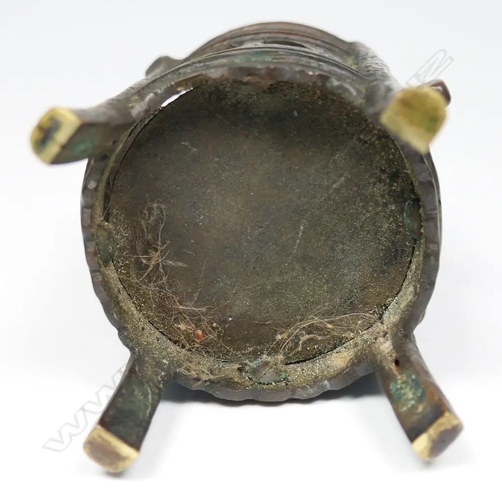 An antique Japanese small bronze container, Image 1++
