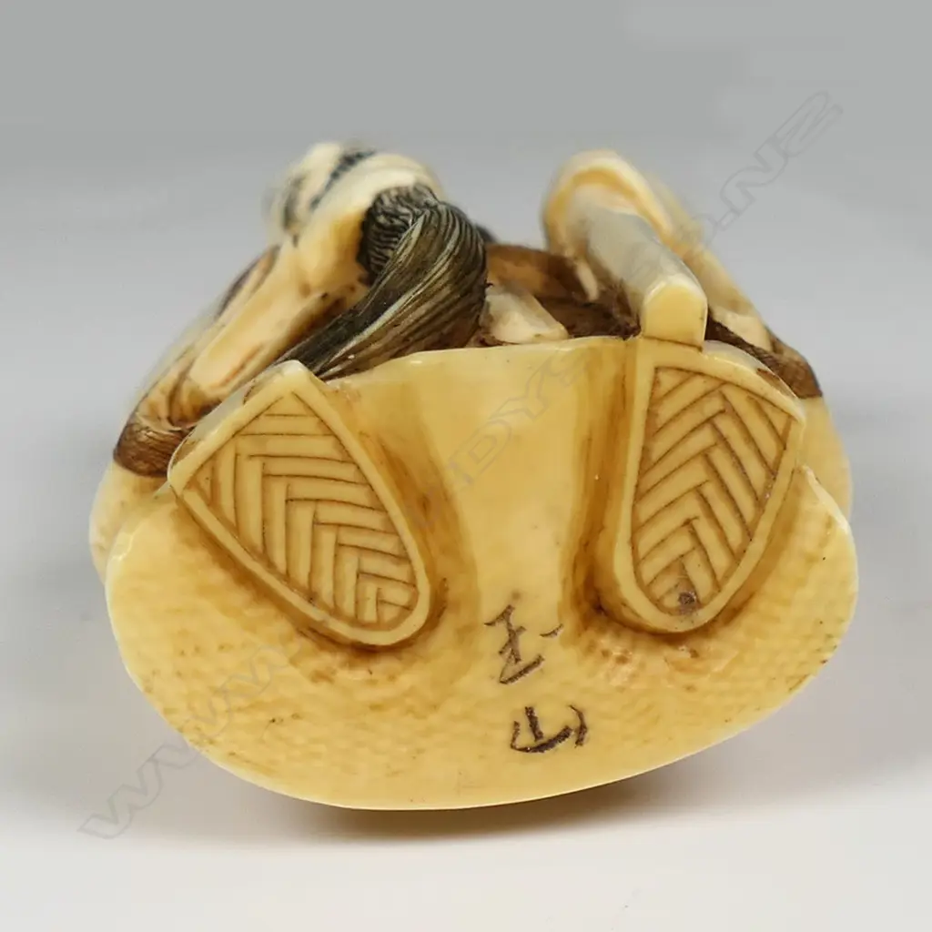 A Japanese carved ivory netsuke, Image 1++