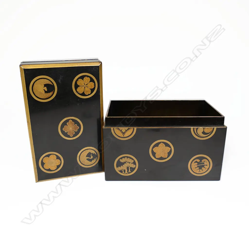 An old Japanese black lacquer lidded box, Image 1++