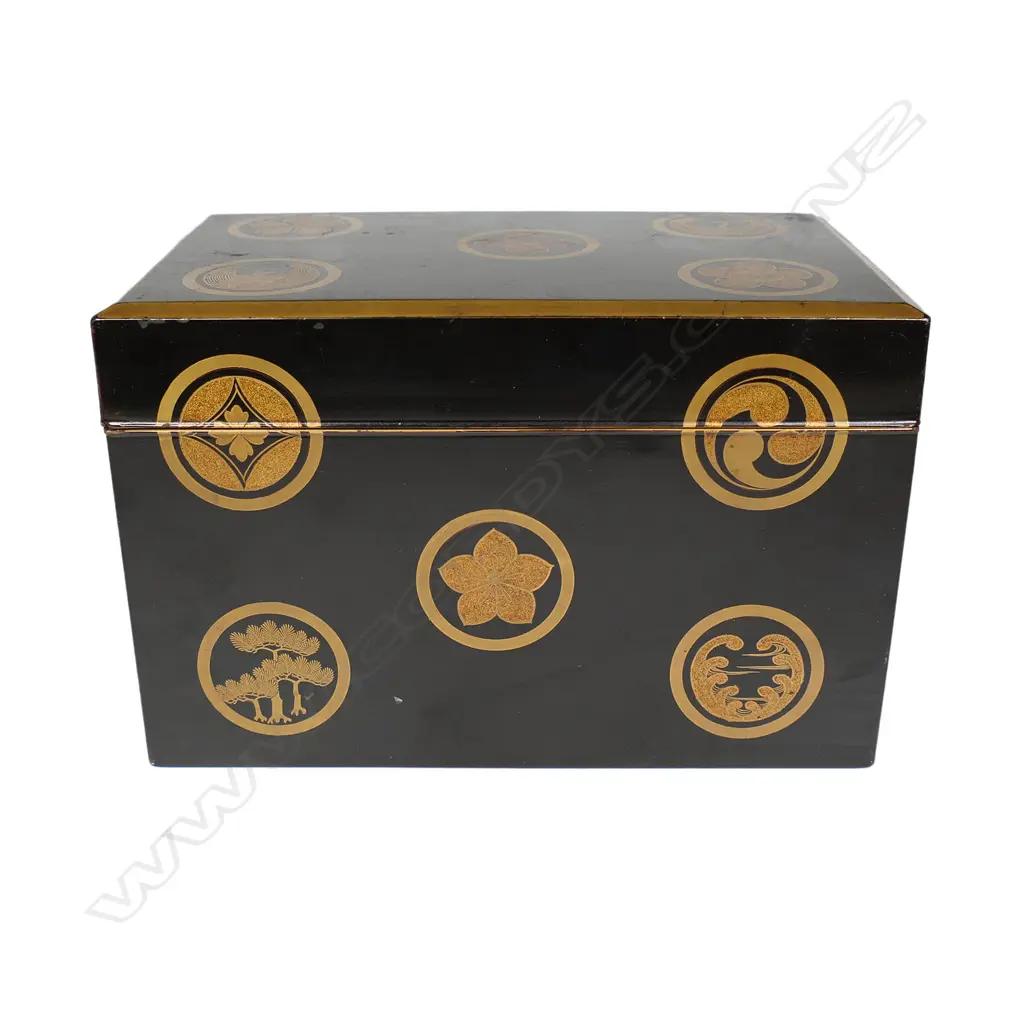 An old Japanese black lacquer lidded box, Image 1++