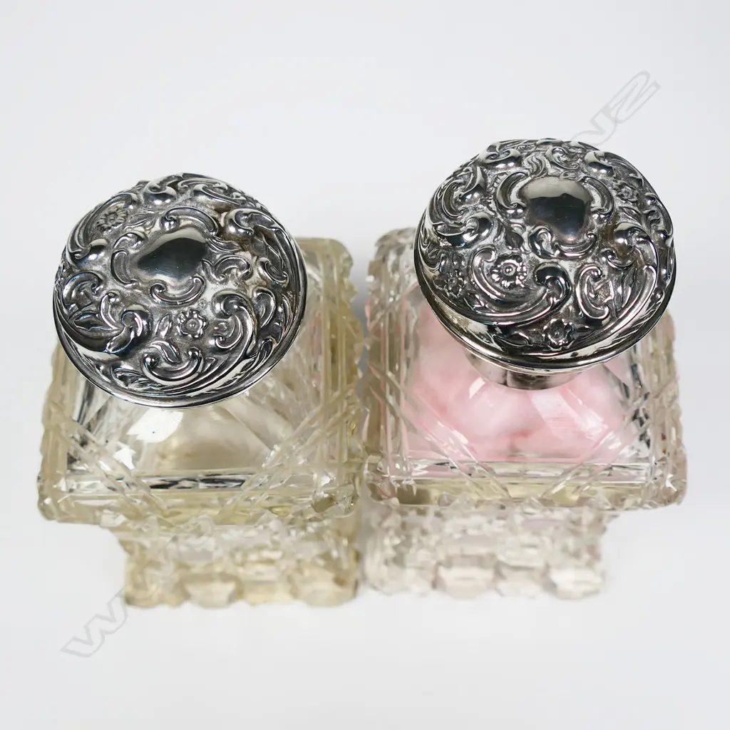 A pair of impressive Edwardian large silver and cut crystal scent bottles, Image 1++